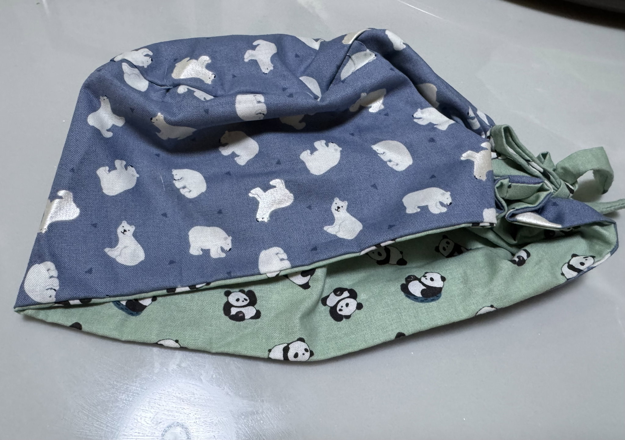 Polar bears / Pandas reversible scrub cap_0