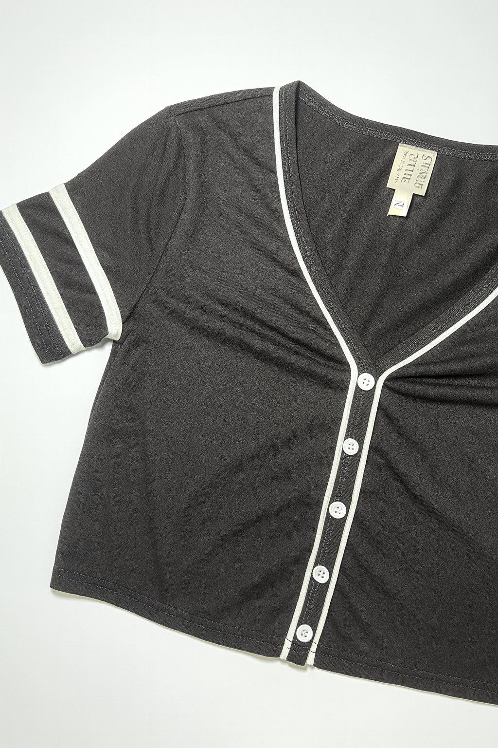 Crop top negro estilo beisbolero con botones frontales - Size S_1