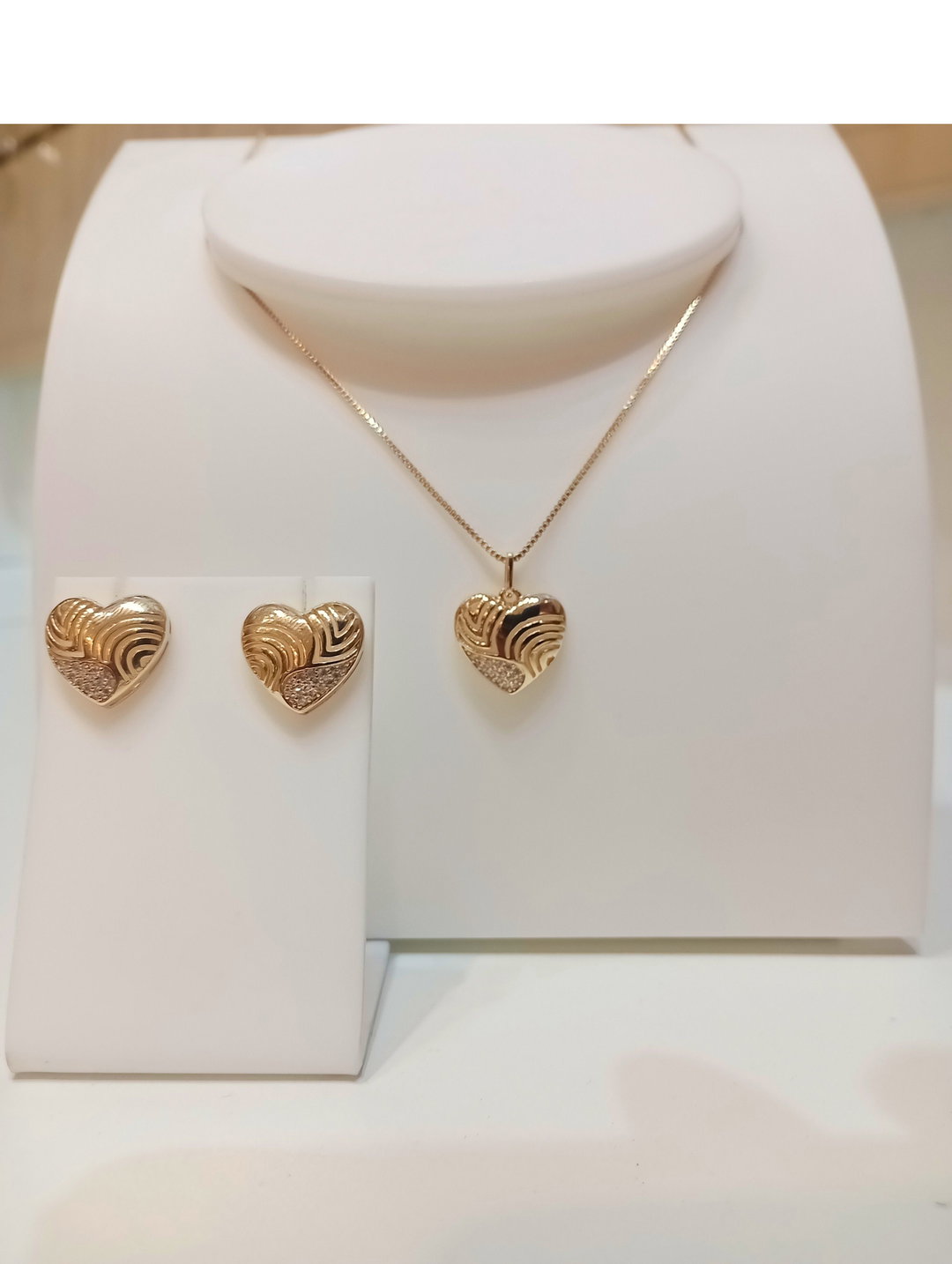 Conjunto Coração com Linhas com Micro Zircônias banhado a Ouro 18k