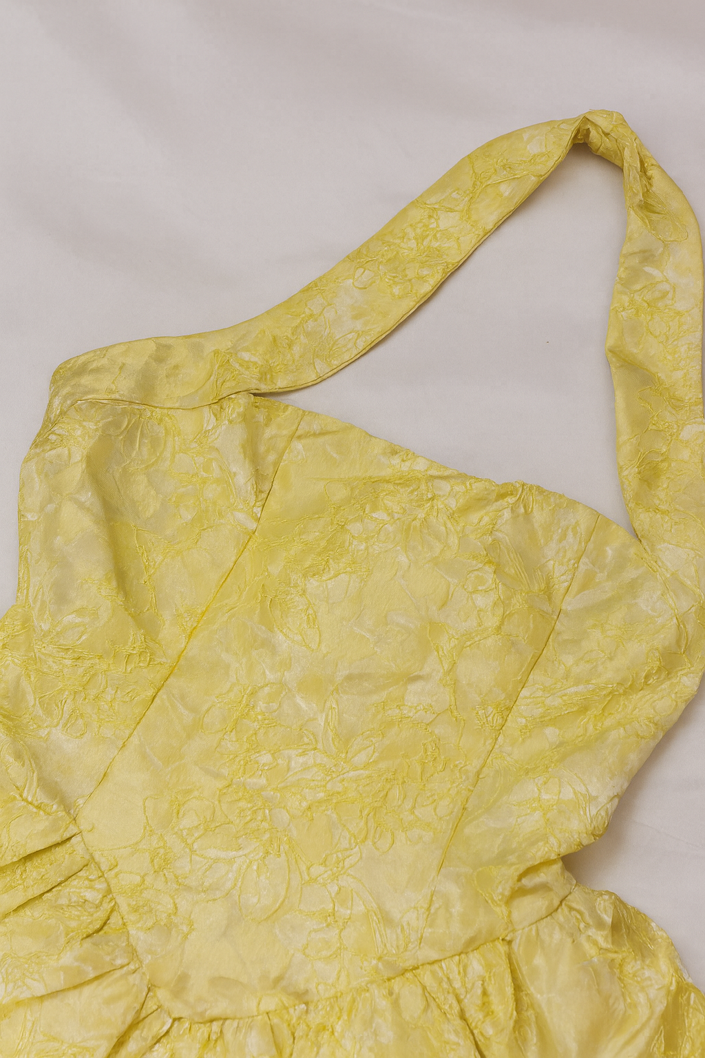 Vestido corto amarillo con cuello halter y falda amplia - Size M_1