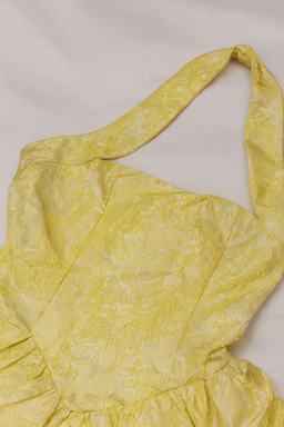 Vestido corto amarillo con cuello halter y falda amplia - Size M