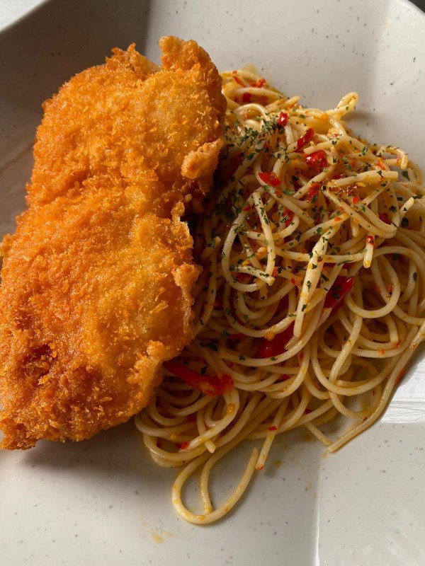 Spaghetti Aglio Olio, Chicken Strips, Garlic Bread and Salad