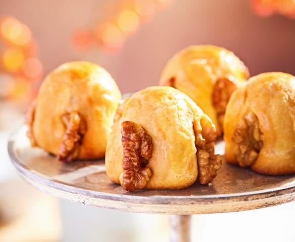 Walnut Mooncakes 6 pieces (With Egg Yolk)
