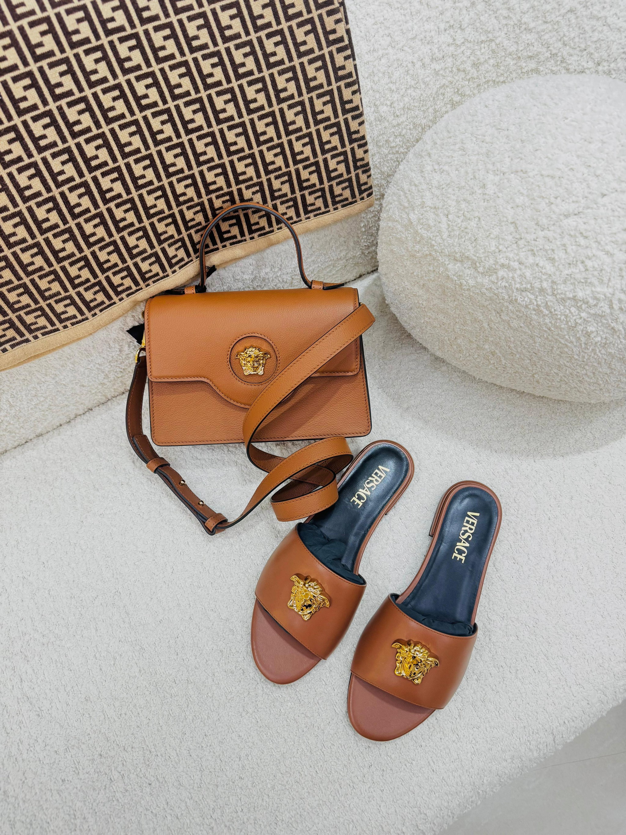 Chinelos Versace la medusa - camel _1