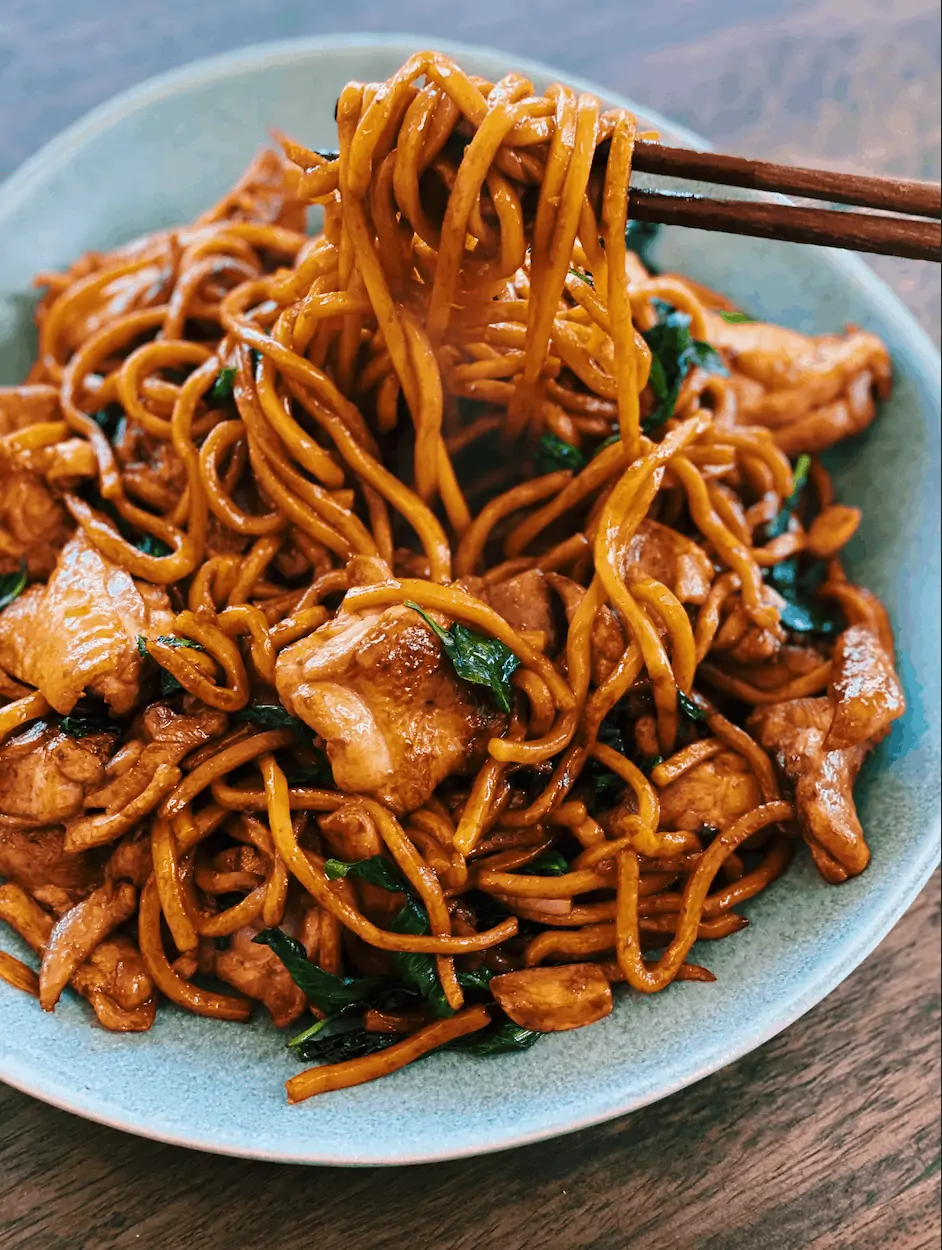 Stir fried round rice noodles with chicken