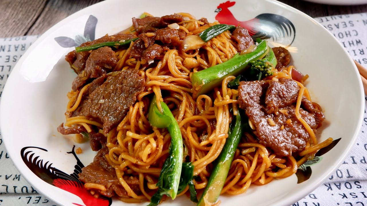 Stir fried round rice noodles with beef_0