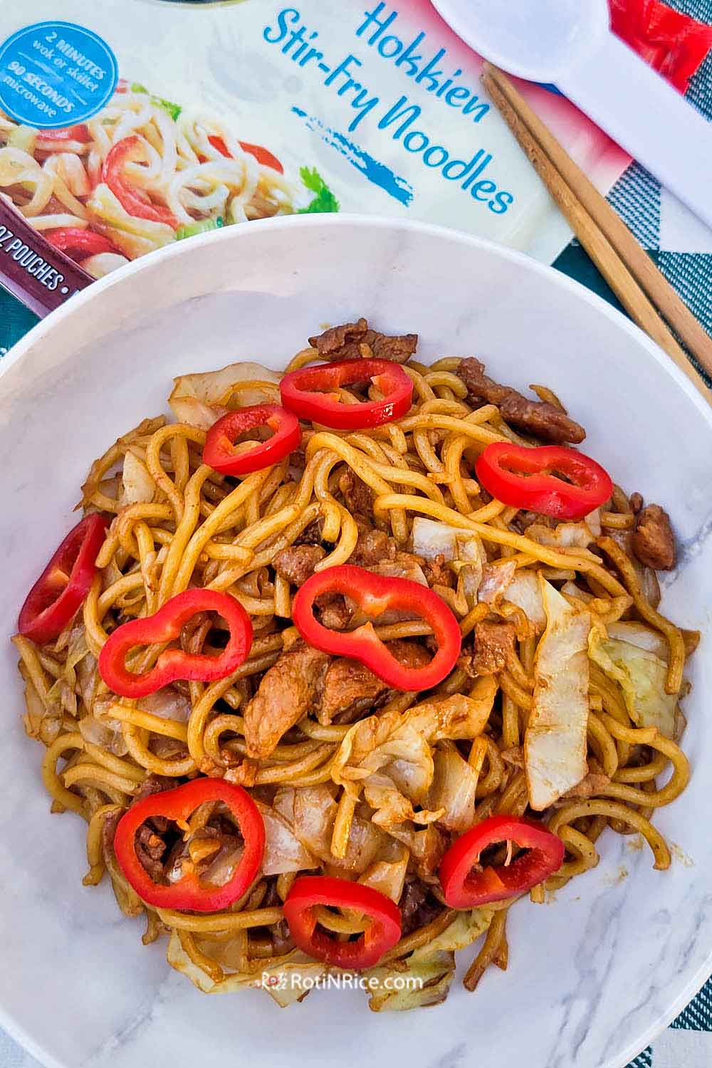Stir fried round rice noodles with pork
