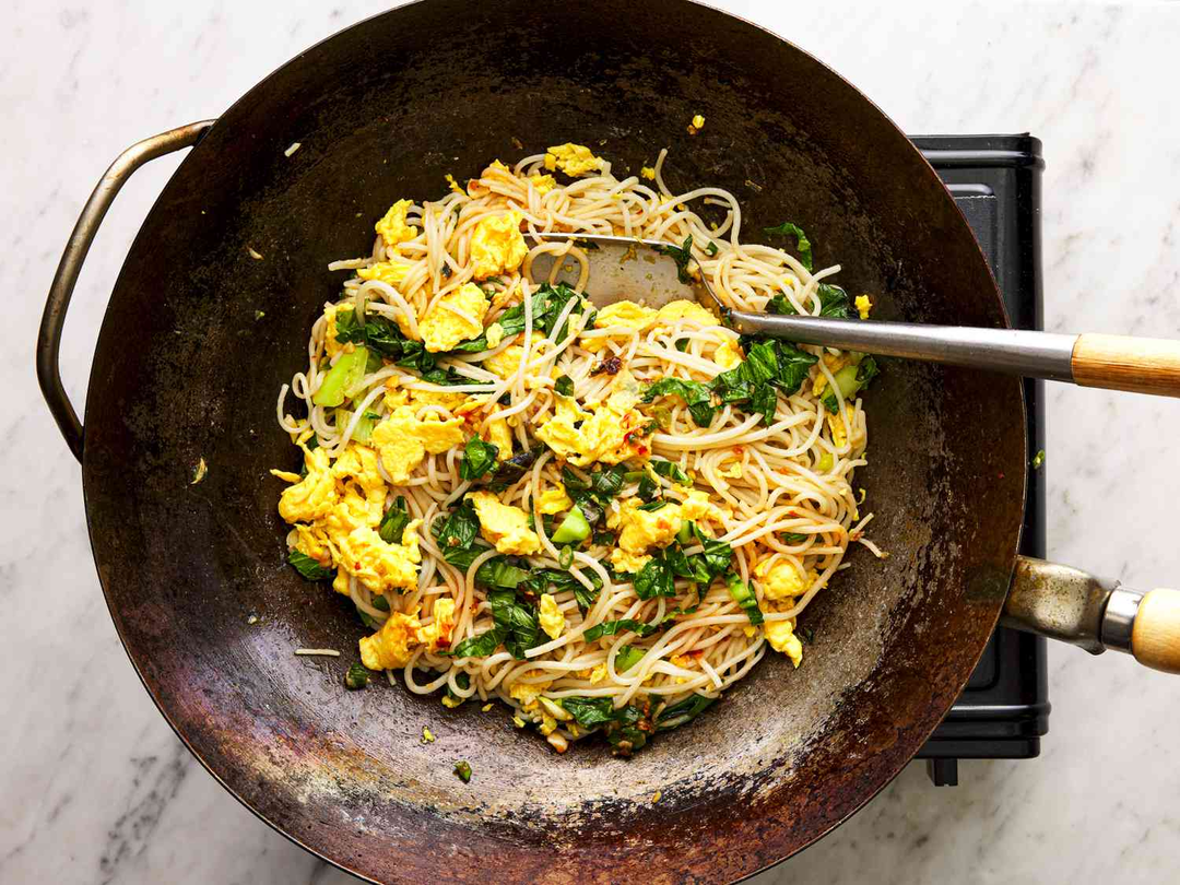 Stir fried round rice noodles with egg