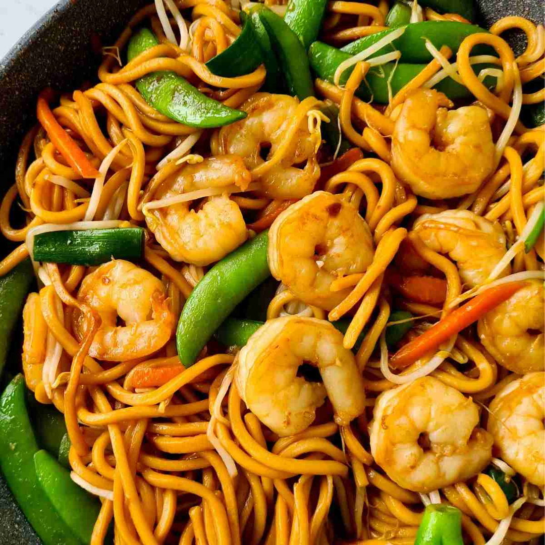 Stir fried round rice noodles with shrimps
