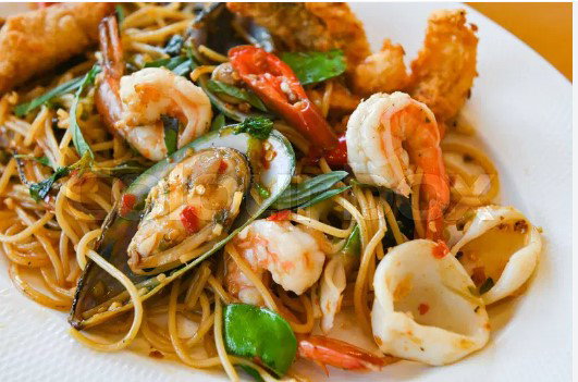 Stir fried round rice noodles with mixed seafoods (3 different seafoods)