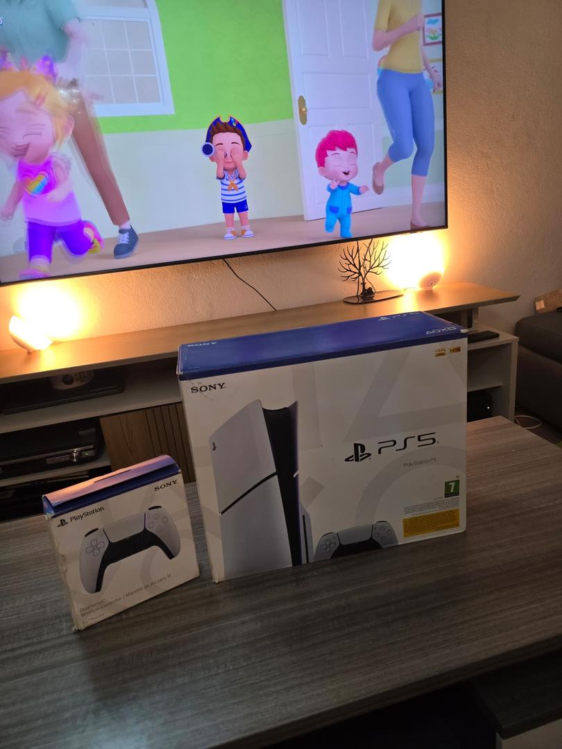 Sony, PlayStation 5 Édition Standard, PS5 avec 2 Manettes Sans Fil DualSense, Couleur : Blanche_1