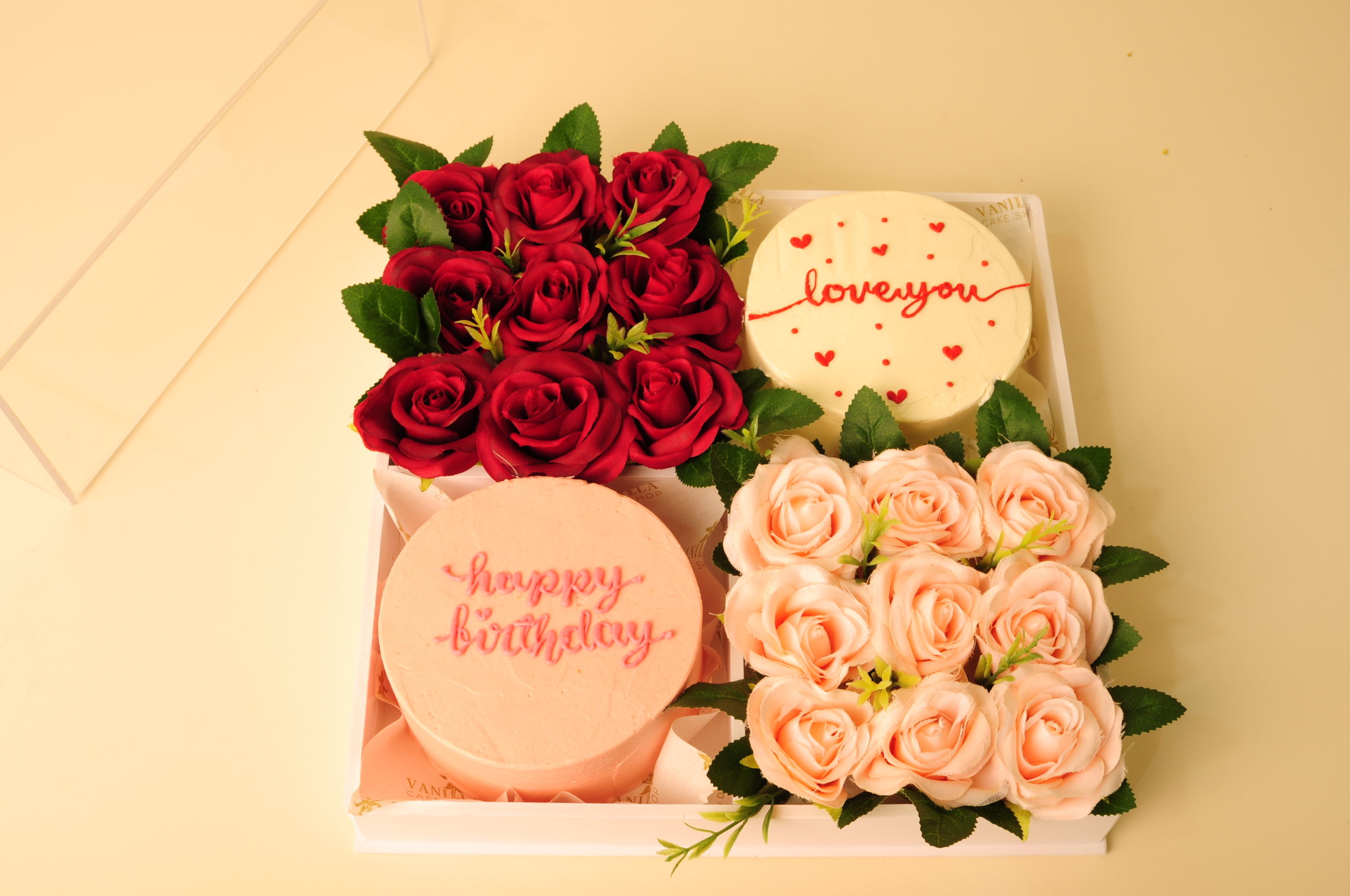 Cakes & Natural Flowers Gift Box_0