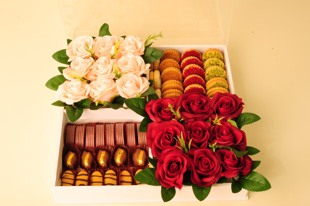Sweets & Natural Flowers Gift Box