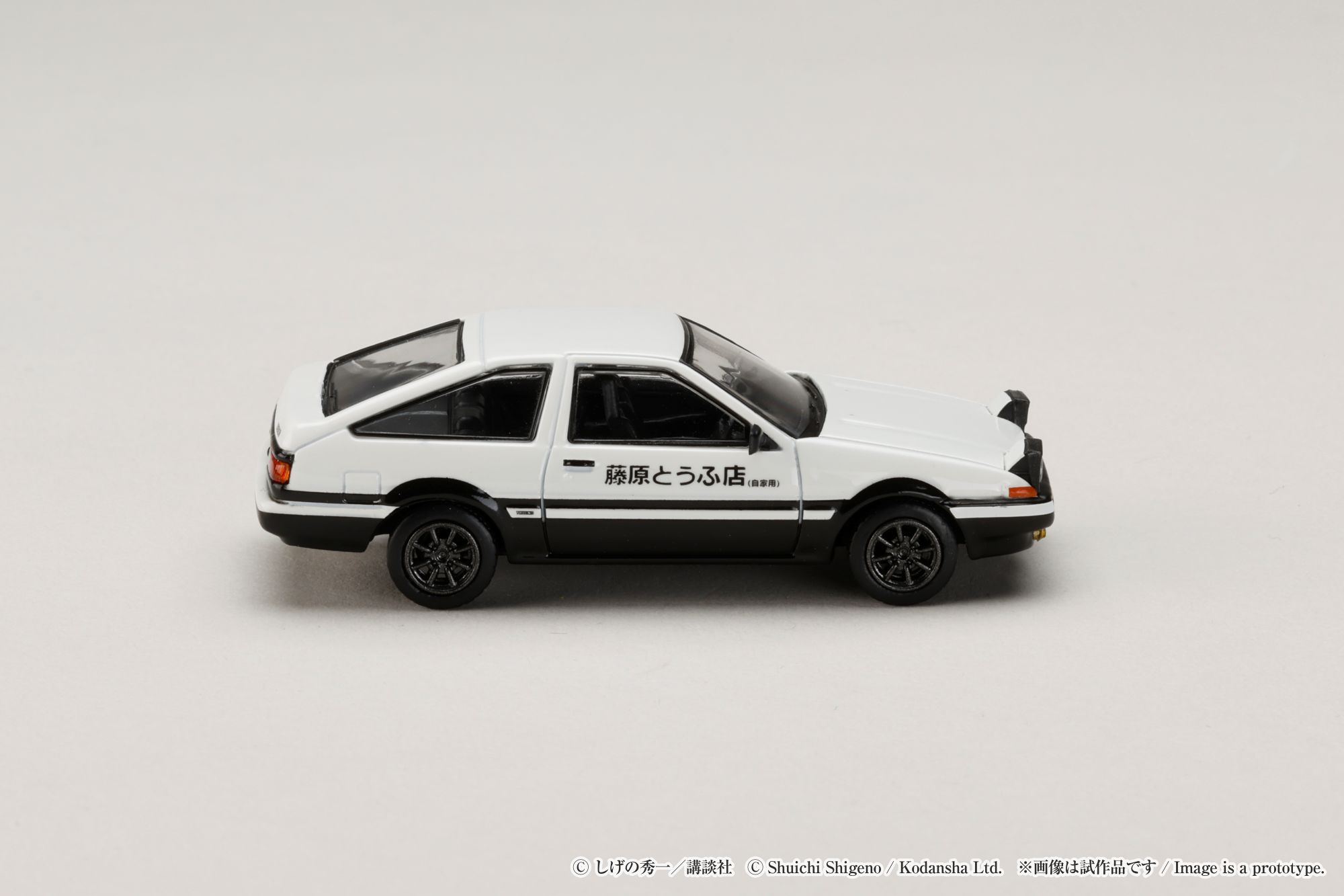 HOBBY JAPAN MODEL 1/64 TOYOTA SPRINTER TRUENO AE86 / INITIAL-D TAKUMI FUJIWARA VS KEISUKE TAKAHASHI (BLISTER PACK)_4