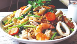 Nouilles sautées avec légumes
