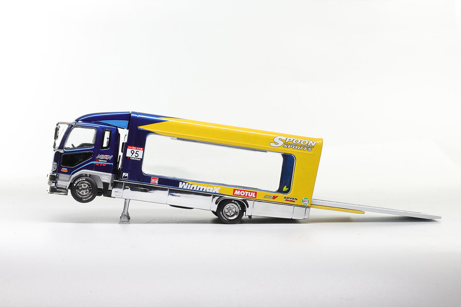 SHADOW PRO MODEL 1/64 FUSO TRUCK - SPOON_1