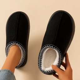 Pantoufle en velours avec Finition Broderie