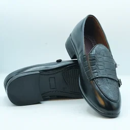 Black-Colored Men’s Loafers with a Textured Finish GS45