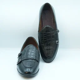 Black-Colored Men’s Loafers with a Textured Finish GS45