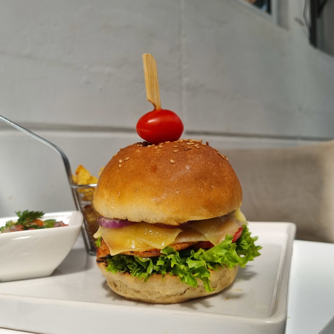 CHICKEN BURGER 