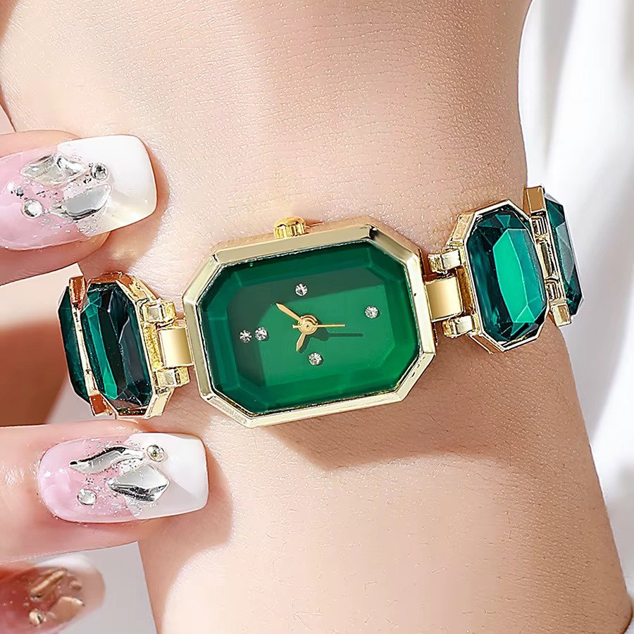 Montre Élégance Azura – Bracelet doré et cadran bleu royal_1