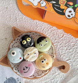 Spooky Macarons 🎃👻👿 (set of 6)