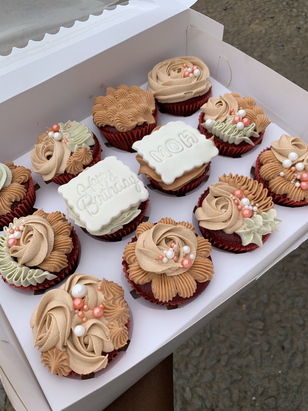 12 Cupcakes 