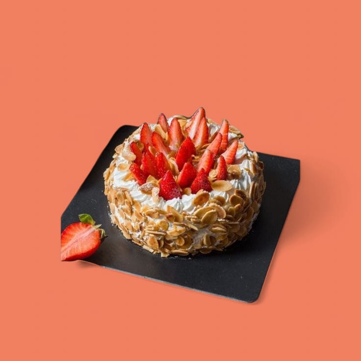 Strawberry & Almond Truffle Cake_0