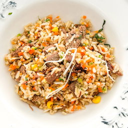 Arroz con carne salteado