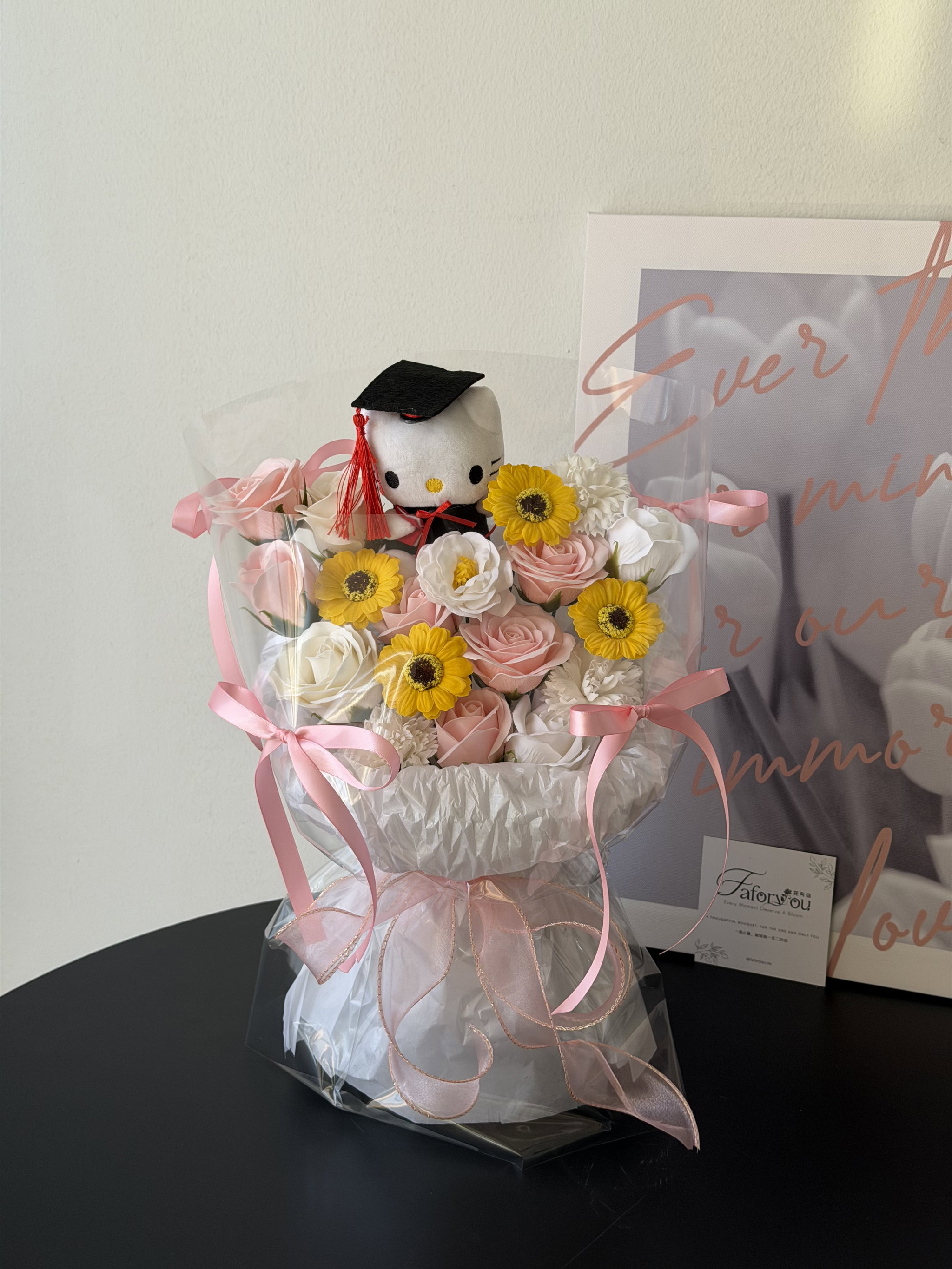 (GD010) Graduation KittyTransparent Bouquet _0