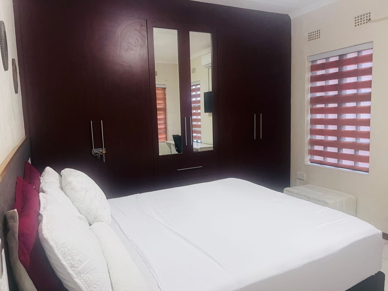 DELUXE QUEEN ENSUITE_1