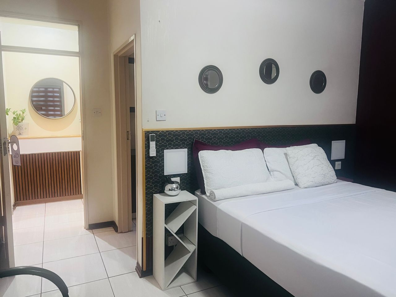 DELUXE QUEEN ENSUITE_2