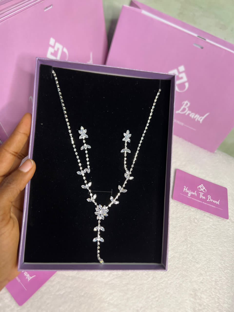 This is a necklace with a floral design featuring diamond-like stones_2