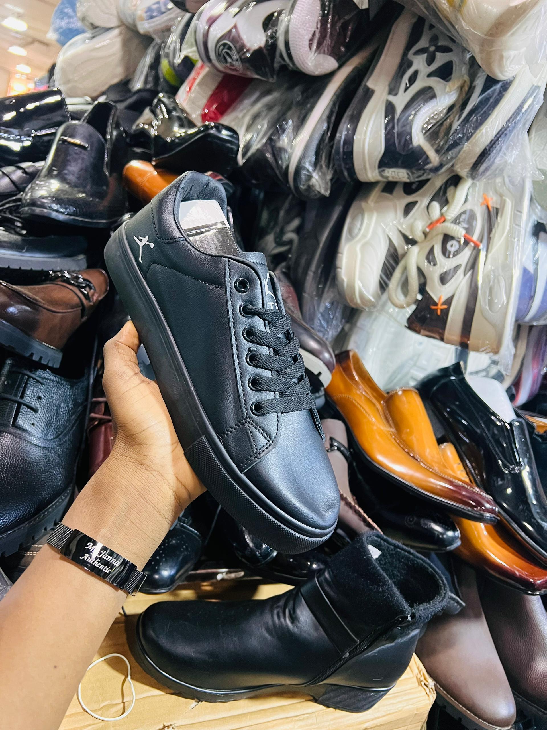 Black sneakers _2