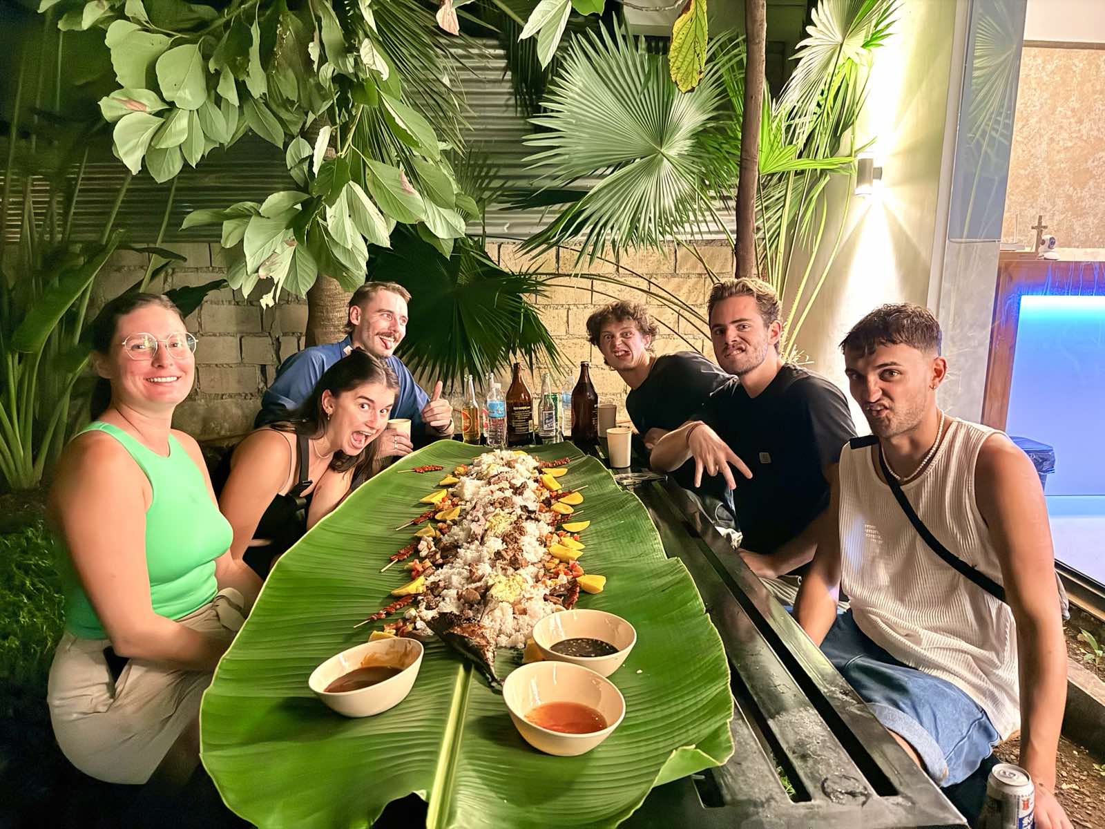 We believe the best travel stories are born from genuine conversations and shared meals. Join us for our spontaneous family dinners, morning jogs, or local market tours. Forget the noise—we’re all about laughter, genuine connections, food feasts, and chill vibes. 🤙🏽🥰 #GoofyAntsFam_28