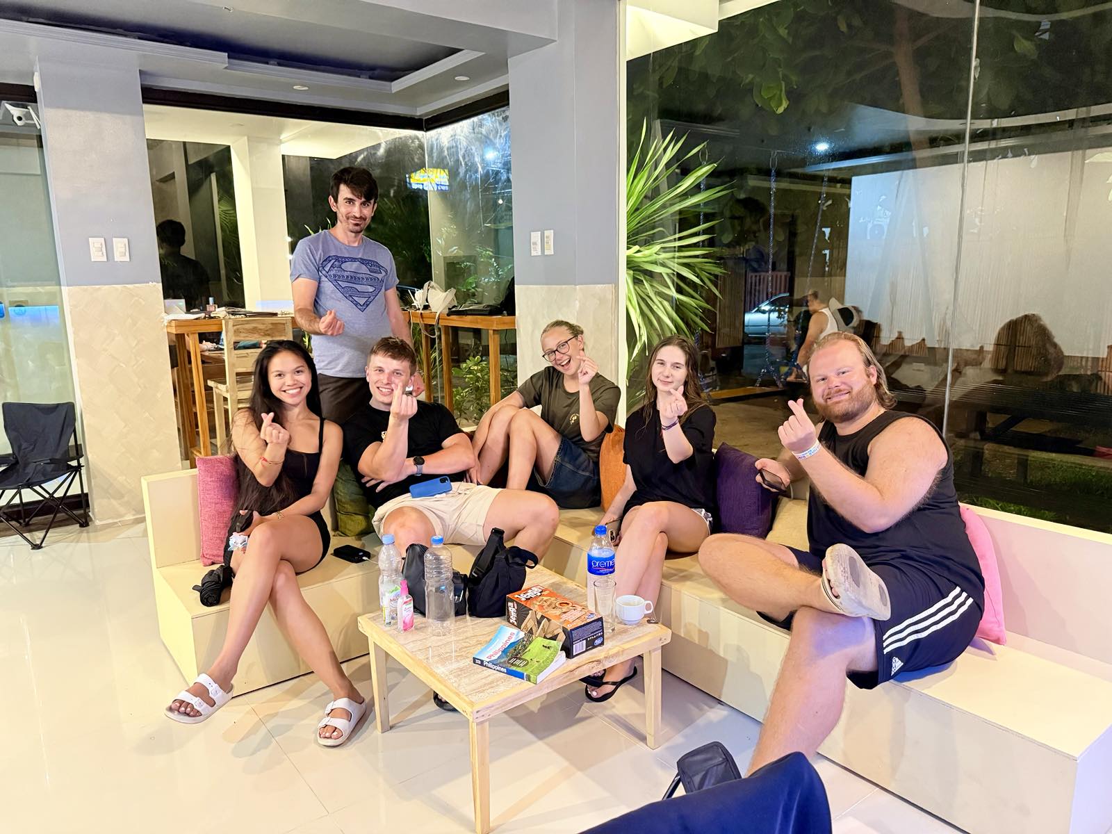 We believe the best travel stories are born from genuine conversations and shared meals. Join us for our spontaneous family dinners, morning jogs, or local market tours. Forget the noise—we’re all about laughter, genuine connections, food feasts, and chill vibes. 🤙🏽🥰 #GoofyAntsFam_11
