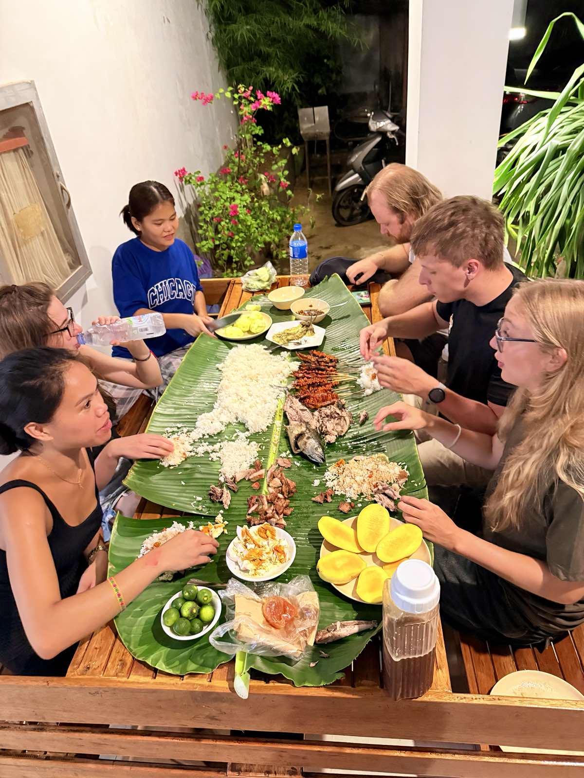 We believe the best travel stories are born from genuine conversations and shared meals. Join us for our spontaneous family dinners, morning jogs, or local market tours. Forget the noise—we’re all about laughter, genuine connections, food feasts, and chill vibes. 🤙🏽🥰 #GoofyAntsFam_1
