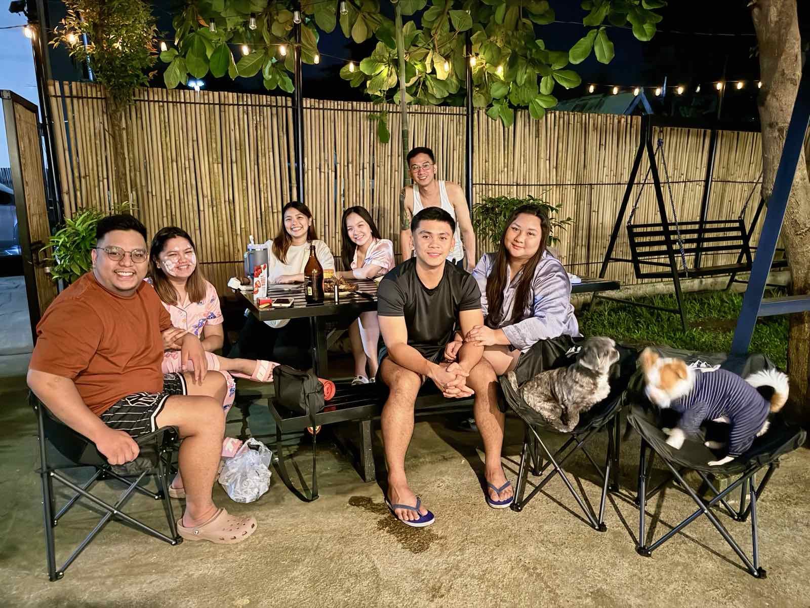 We believe the best travel stories are born from genuine conversations and shared meals. Join us for our spontaneous family dinners, morning jogs, or local market tours. Forget the noise—we’re all about laughter, genuine connections, food feasts, and chill vibes. 🤙🏽🥰 #GoofyAntsFam_37