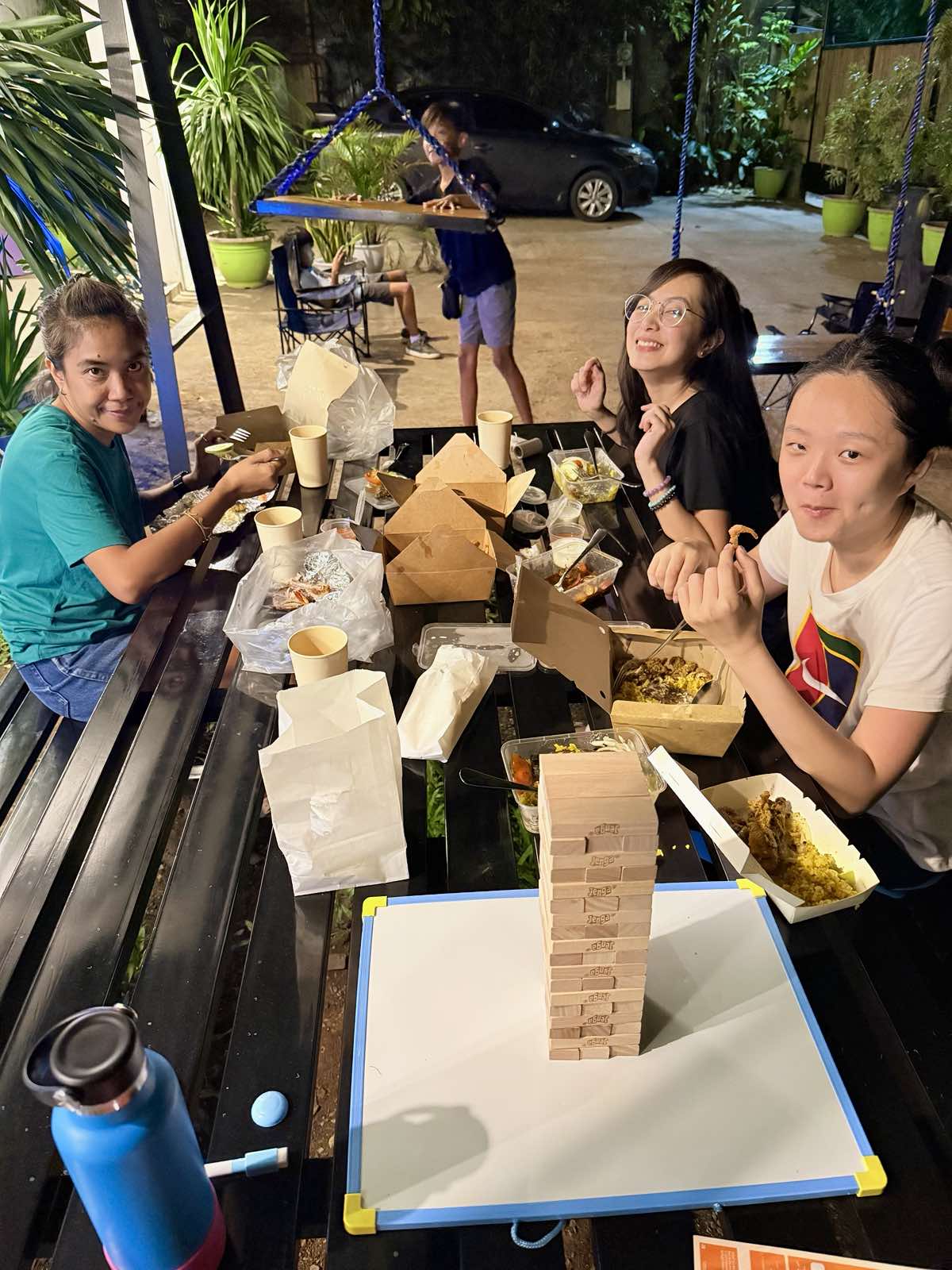 We believe the best travel stories are born from genuine conversations and shared meals. Join us for our spontaneous family dinners, morning jogs, or local market tours. Forget the noise—we’re all about laughter, genuine connections, food feasts, and chill vibes. 🤙🏽🥰 #GoofyAntsFam_7