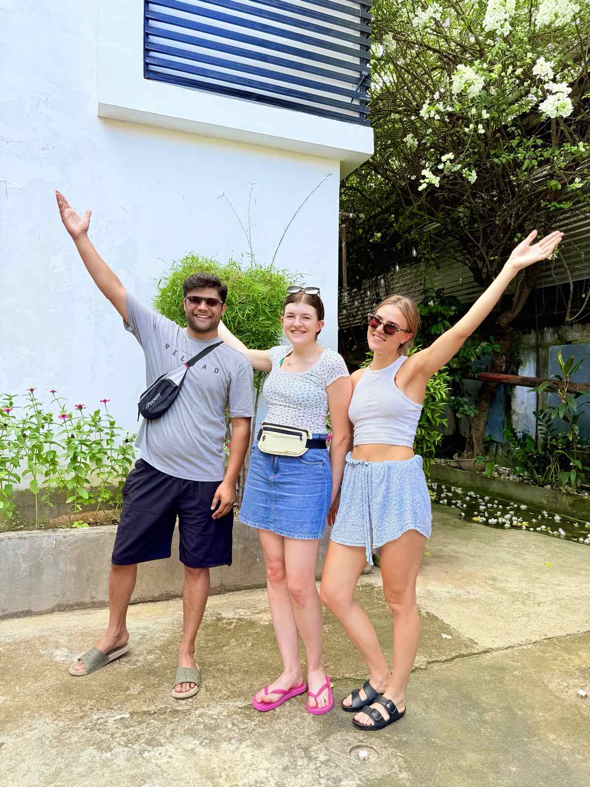We believe the best travel stories are born from genuine conversations and shared meals. Join us for our spontaneous family dinners, morning jogs, or local market tours. Forget the noise—we’re all about laughter, genuine connections, food feasts, and chill vibes. 🤙🏽🥰 #GoofyAntsFam_42