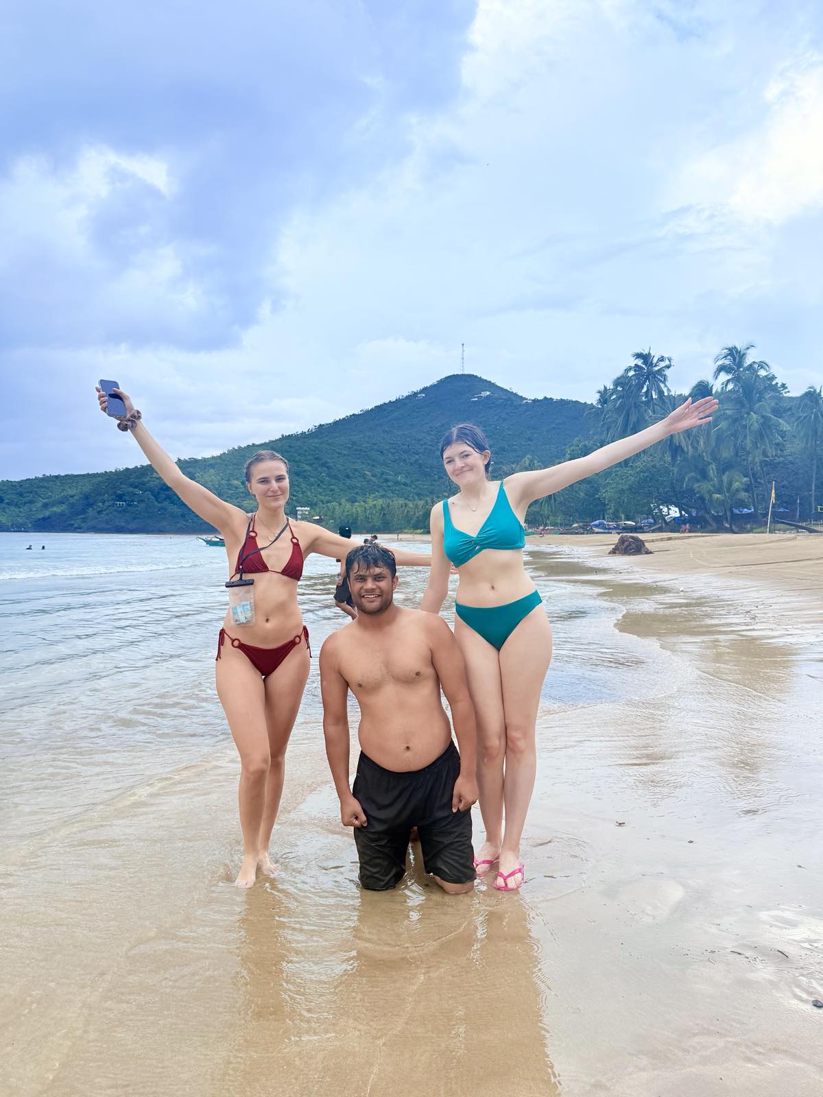 We believe the best travel stories are born from genuine conversations and shared meals. Join us for our spontaneous family dinners, morning jogs, or local market tours. Forget the noise—we’re all about laughter, genuine connections, food feasts, and chill vibes. 🤙🏽🥰 #GoofyAntsFam_43