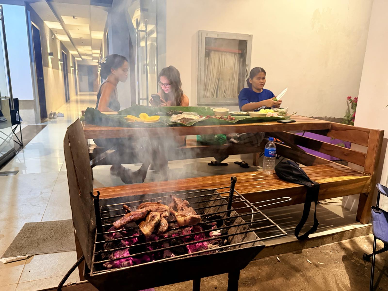 We believe the best travel stories are born from genuine conversations and shared meals. Join us for our spontaneous family dinners, morning jogs, or local market tours. Forget the noise—we’re all about laughter, genuine connections, food feasts, and chill vibes. 🤙🏽🥰 #GoofyAntsFam_53