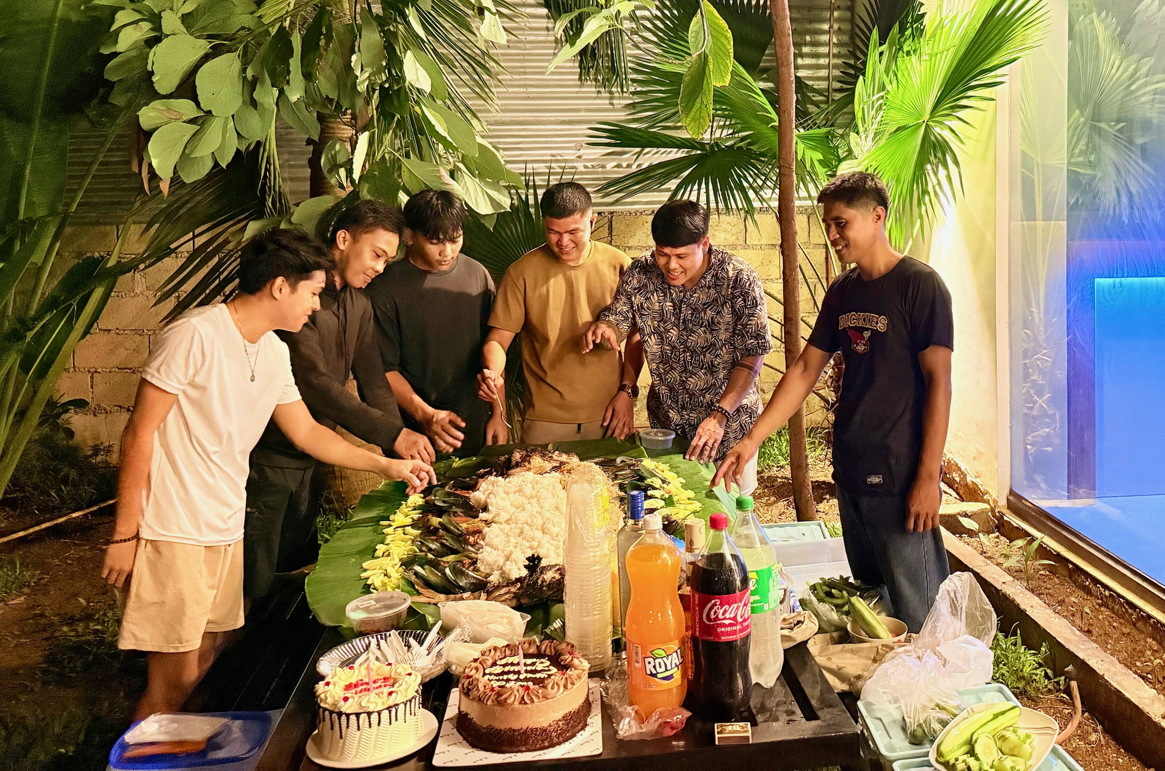 We believe the best travel stories are born from genuine conversations and shared meals. Join us for our spontaneous family dinners, morning jogs, or local market tours. Forget the noise—we’re all about laughter, genuine connections, food feasts, and chill vibes. 🤙🏽🥰 #GoofyAntsFam_40