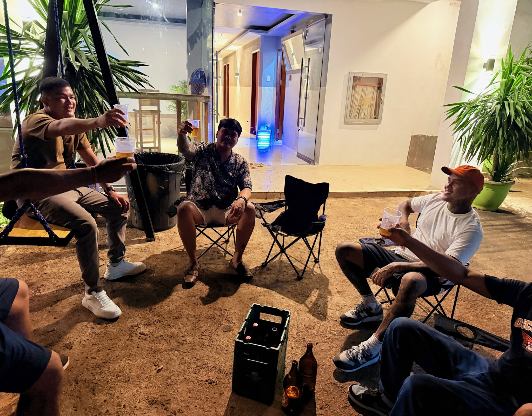 We believe the best travel stories are born from genuine conversations and shared meals. Join us for our spontaneous family dinners, morning jogs, or local market tours. Forget the noise—we’re all about laughter, genuine connections, food feasts, and chill vibes. 🤙🏽🥰 #GoofyAntsFam_54