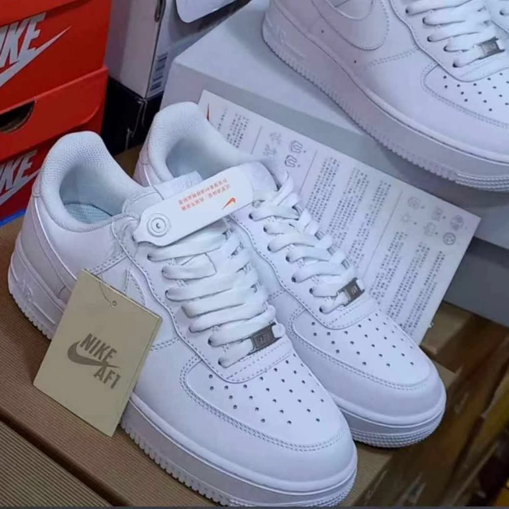 White sneakers _3