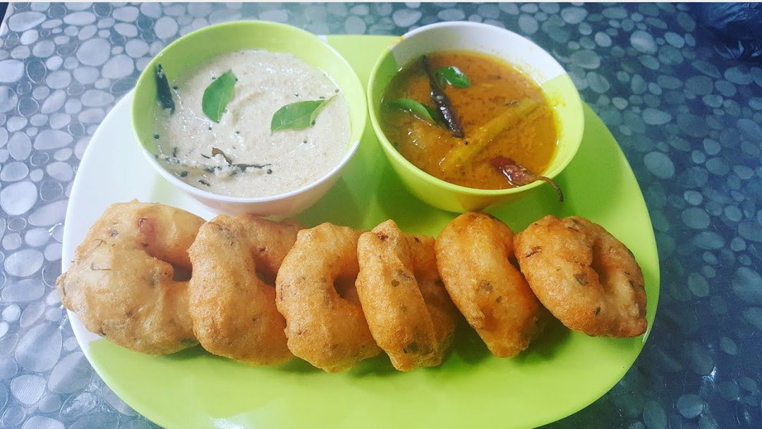 Wada with chutney & sambar
