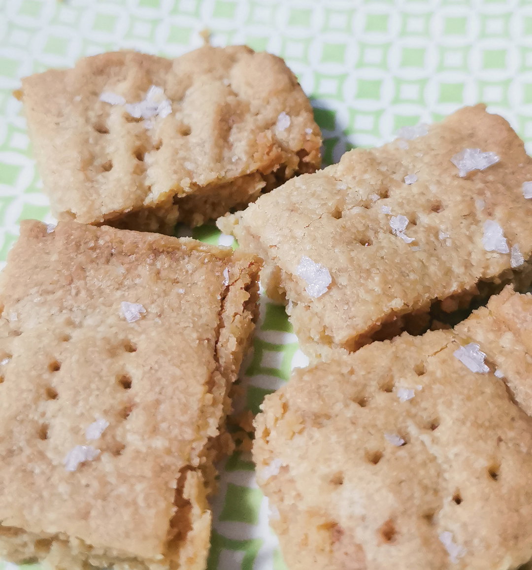 Buttery Shortbread Biscuits with Sea Salt flakes (24 pcs)