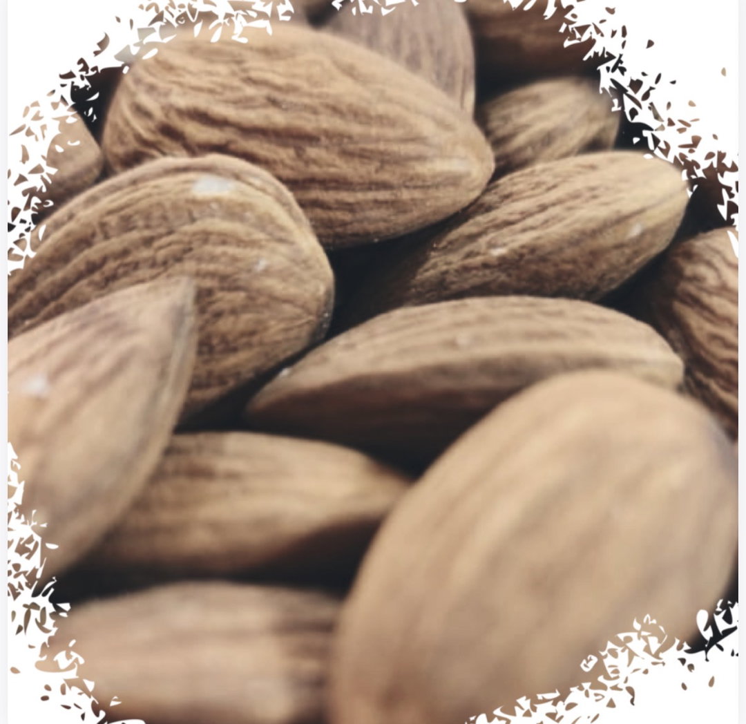 Unshelled almonds لوز ب قشرو