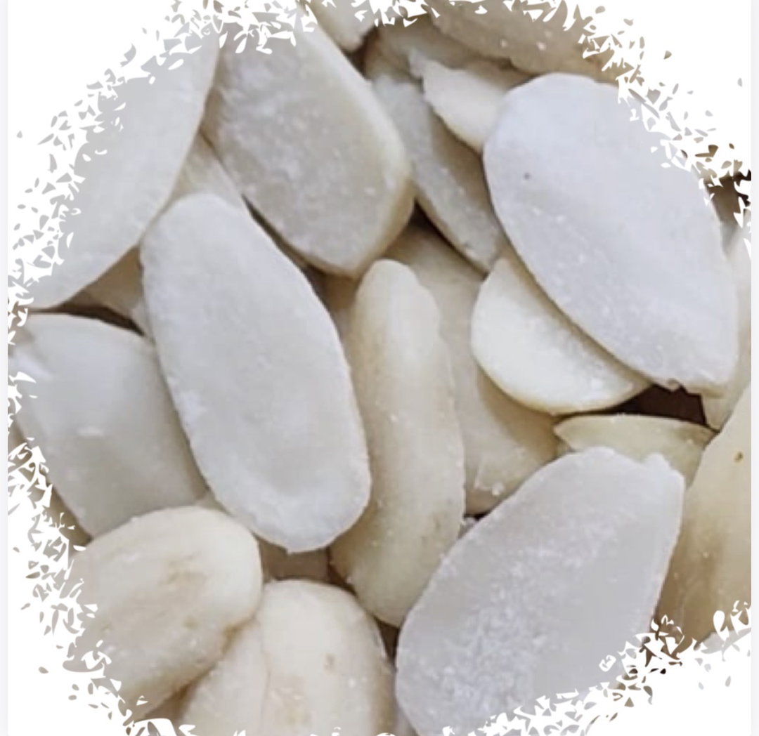 Shelled almonds لوز مقشور