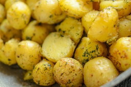 Papas salteadas con romero y mantequilla